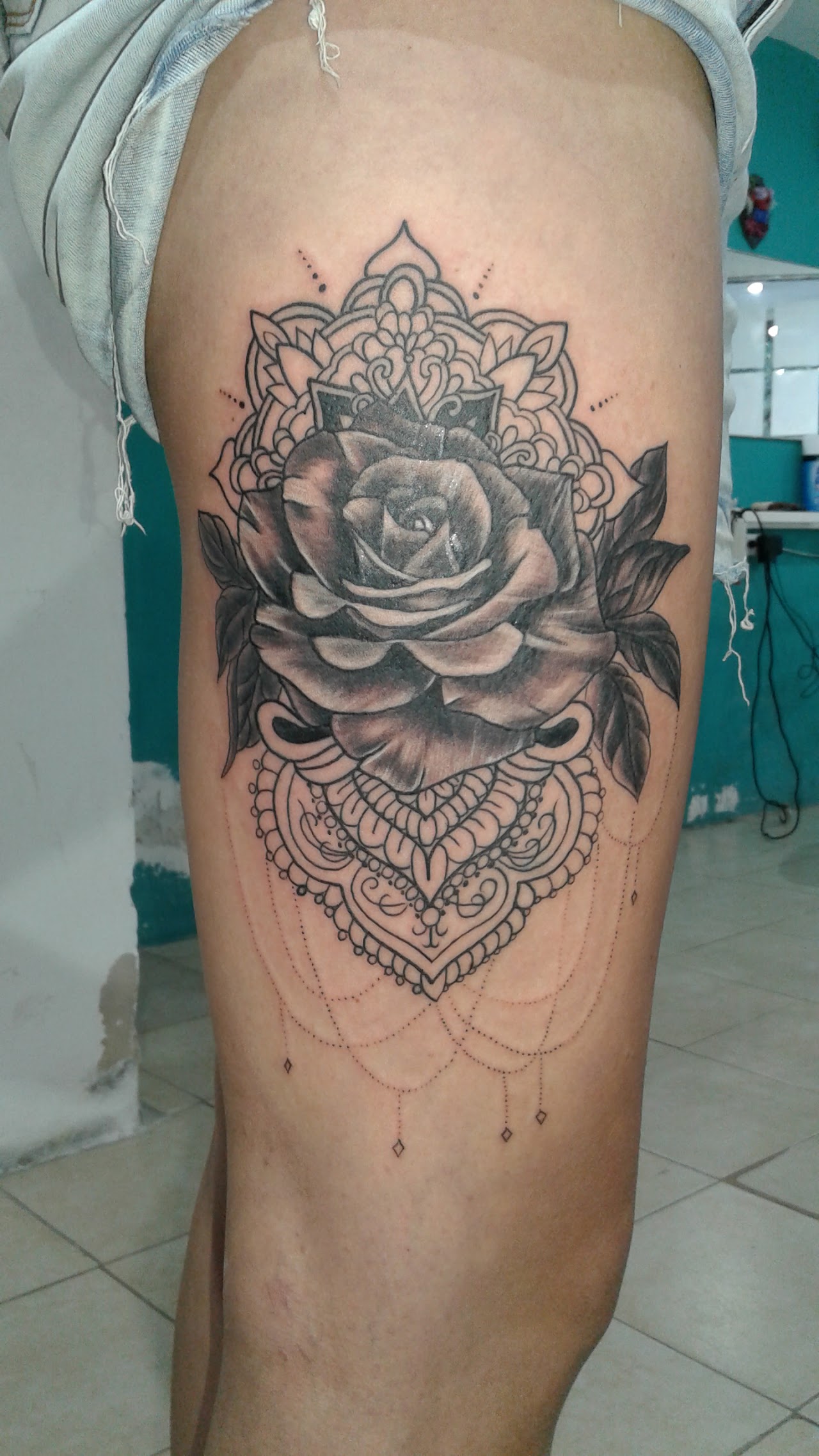 Tatuaje de rosa y mandala en blackwork